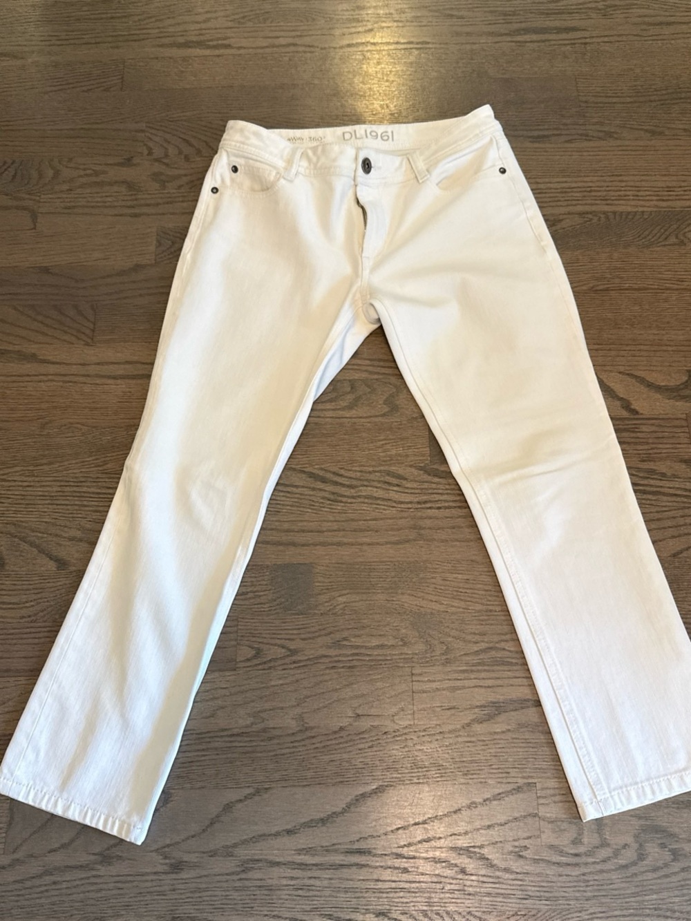 DL1961 Women’s Straight leg Jeans in White, lots of stretch, great condition.